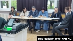 Posmatrači nadgledaju izborni proces na biralištu u Banjaluci, među njima i ruski - Elena Afanaseva (u plavom), senatorka iz Orenburške oblasti koju su EU, SAD i UK sankcionisali nakon što je podržala rusko priznanje separatističkih teritorija u Ukrajini.