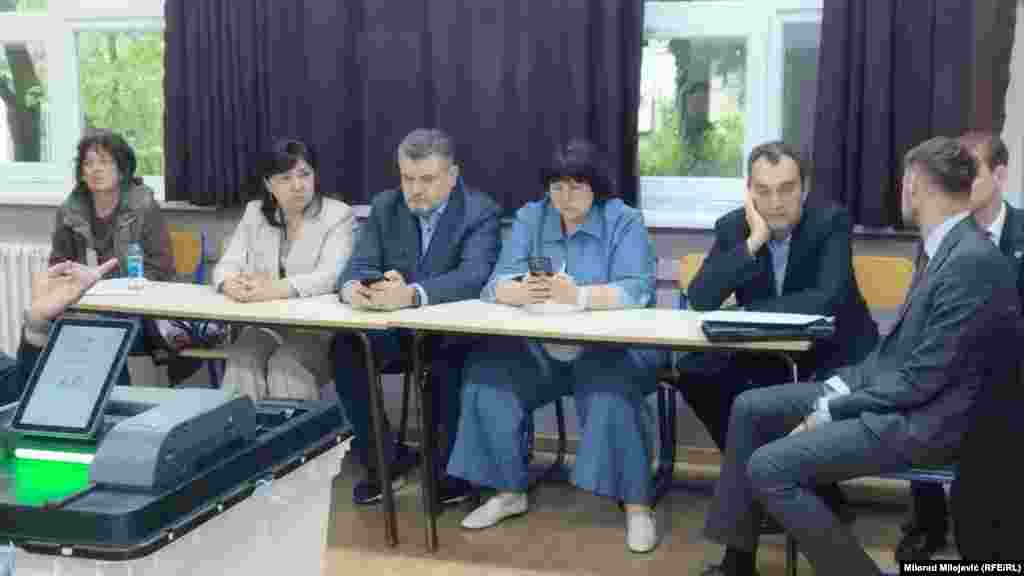 Biralište u Banjoj Luci, 4. oktobra 2026. Među posmatračima su i oni iz Rusije - Elena Afanaseva (u plavom), senatorka iz Orenburške oblasti koju su EU, SAD i UK sankcionisali pošto je podržala rusko priznanje separatističkih teritorija u Ukrajini.