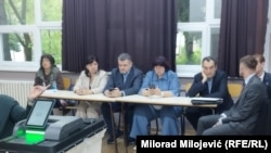 Posmatrači nadgledaju izborni proces na biralištu u Banjaluci, među njima i ruski - Elena Afanaseva (u plavom), senatorka iz Orenburške oblasti koju su EU, SAD i UK sankcionisali nakon što je podržala rusko priznanje separatističkih teritorija u Ukrajini.