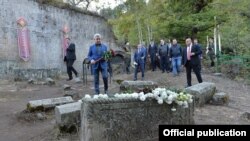 Նախագահը ծաղիկներ է դնում Մխիթար Սպարապետի գերեզմանին