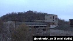 Йдеться про полонених, утримуваних у різних локаціях на окупованій частині Донбасу, в тому числі на території колишнього заводу «Ізоляція» 