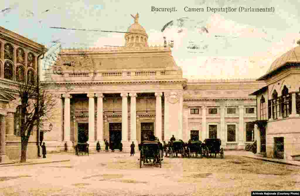 Palatul Adunării Deputaților a fost construit în 1907 după modelul Reichtagului german, astăzi Palatul Patriarhiei, Dealul Mitropoliei, București. Mutați butonul rotund stânga-dreapta de-a lungul fotografiei pentru a vedea imaginile de atunci și de acum