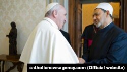 Papa Fransis şyh Ahmed Muhammad Al-Taýeb bilen duşuşýar