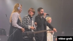 Слева направо: Монеточка, Александр Орлов, Noize MC и Наоко на концерте в Вильнюсе