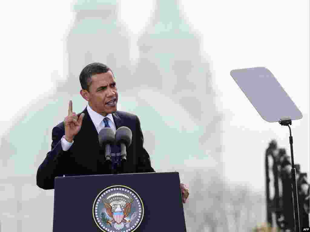 Obama za vreme govora - Predsednik SAD Barak Obama se nešto posle 10 časova obratio javnosti koja se okupila u kompleksu praškog zamka, govoreći o dugoročnim ciljevima kako da se svet oslobodi balasta nuklearnog naoružanja.
