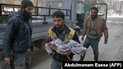 Ілюстрацыйнае фота. Сырыйцы пакідаюць свае дамы пасьля чарговых авіяўдараў. Усходняя Гута, 4 сакавіка 2018 году