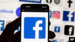 Ilustrativna fotografija logoa Fejsbuka na mobilnom telefonu u SAD-u, 14. oktobra 2022. 