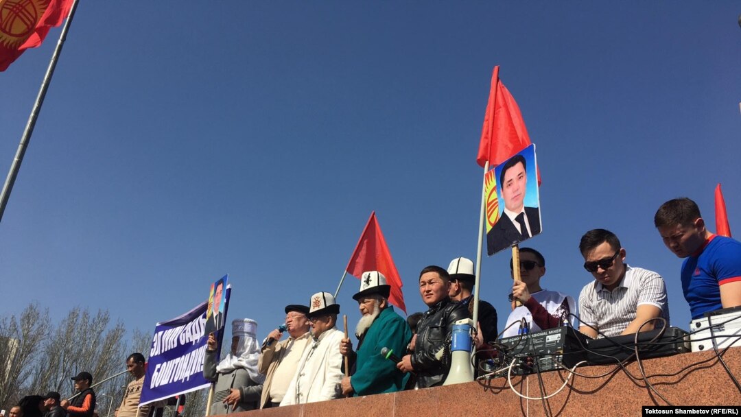 Садыр Жапаровду бошотууну талап кылгандардын митингин Каныбек Осмоналиев алып барган. Бишкек шаары. 2-март, 2020-жыл.
