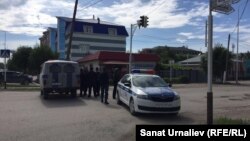 Арнайы операция өтіп жатқан аудандағы полиция қызметкерлері. Ақтөбе, 10 маусым 2016 жыл.