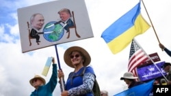 Трамп менне Путиндин жолугушуусун утурлай Анкориждин көчөлөрүнө Украинага колдоо көрсөтүп чыккан демонстранттар, 14-авугст, 2025-жыл.