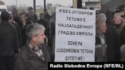 Вработени во „Југохром“ протестираат против одлуката за затворање на комбинатот. 