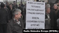 Архивска фотографија: Вработени во Југохром протестираат против одлуката за затворање на комбинатот