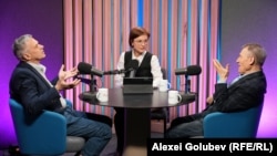 Eugenia Crețu, gazda podcastului „Dincolo de știri”, alături de analiștii Igor Boțan (stânga) și Nicolae Negru, în studioul Europei Libere de la Chișinău.
