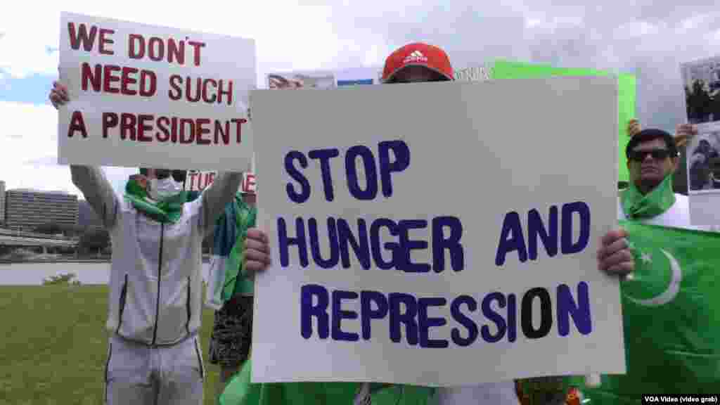 ABŞ-daky türkmenler&nbsp;iýunda Pittsburgda &quot;BIZE BEÝLE PREZIDENT GEREK DÄL&quot;, &quot;AÇLYGY, REPRESSIÝALARY BES ET&quot; ýazgyly plakatlar bilen proteste çykdylar.
