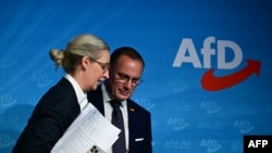 Udhëheqësit e AfD-së, lice Weidel dhe Tino Chrupalla pas përfundimit të një konference për media në Berlin më 2 shtator 2024. 