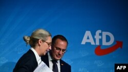 Čelnici Alternative za Njemačku (AfD) Alice Weidel (lijevo) i Tino Chrupalla na pres-konferenciji Berlinu, dan nakon regionalnih izbora u saveznim državama Saskoj i Tiringiji, 2. septembra 2024.