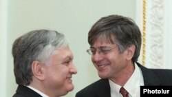 Armenian Foreign Minister Edward Nalbandian (left) talks to visiting U.S. Deputy Secretary of State James Steinberg.