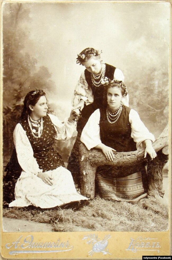 Оксана Старицька (ліворуч) та Лариса Косач (Леся Українка) зі своєю сестрою Ольгою Косач (праворуч). Ковель, 1896 рік