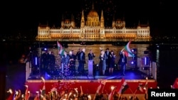 Лідер опозиційної партії «Тиса» Петер Мадяр та інші посадовці святкують оголошення попередніх результатів парламентських виборів у Будапешті, Угорщина, 12 квітня 2026 року