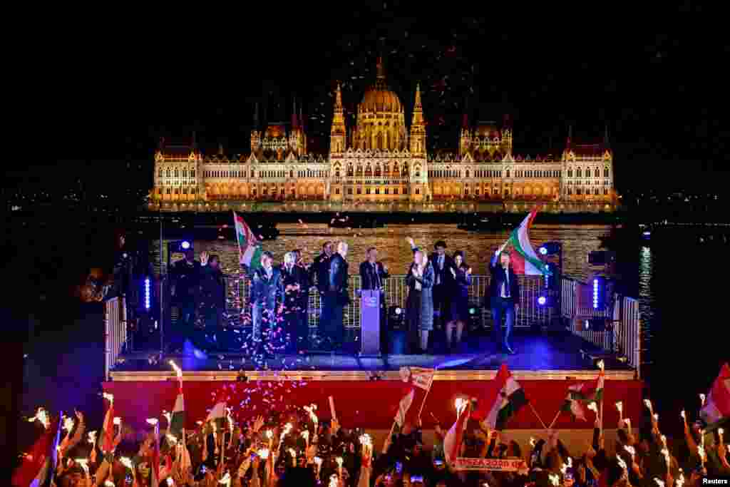 Petar Mađar, lider opozicione stranke Tisza, slavi zajedno sa drugim zvaničnicima nakon objave djelimičnih rezultata prema kojima njegova stranka vodi.