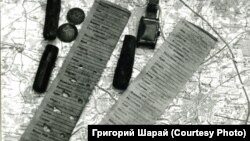 Солдатские медальоны и другие личные вещи, найденные поисковым отрядом "Русичи"