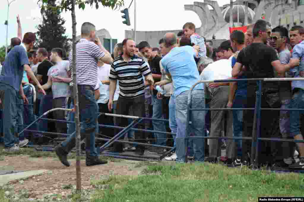 Протести на Албанците против полициската операција Монструм.