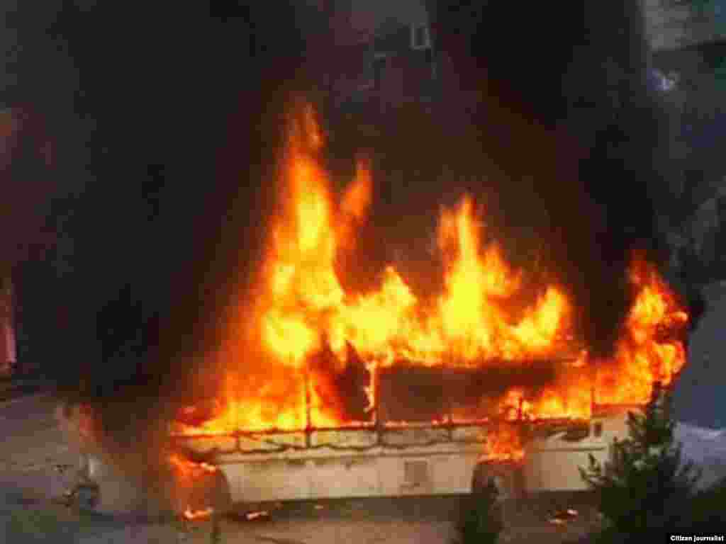 Iran - Otpor ne jenjava - Zapaljeni autobus na protestima u Teheranu.