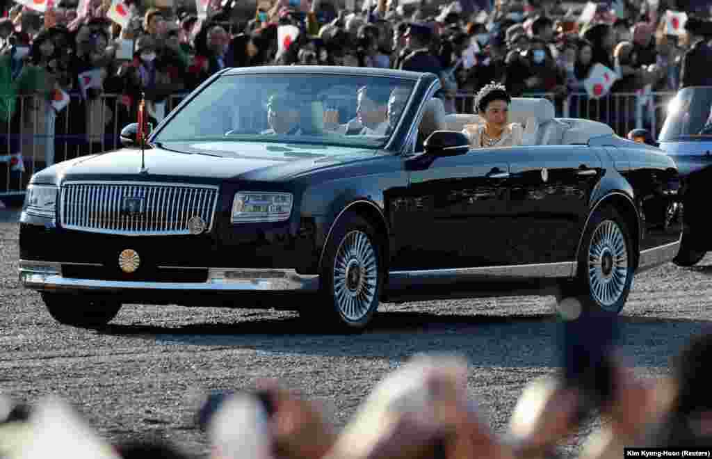 Видливоста наместо безбедноста беше очигледно највоочливото на дизајнот за автомобилот на јапонскиот император Нарухито. Тојота направи една верзија со отворен врв на својата луксузна лимузина &bdquo;Век&ldquo; за парадата за устоличување на јапонскиот император во Токио во ноември 2019 година (на сликата). Автомобилот се очекува повторно да биде забележан во јавноста за време на појавувањето на императорот за Олимписките игри во Токио.