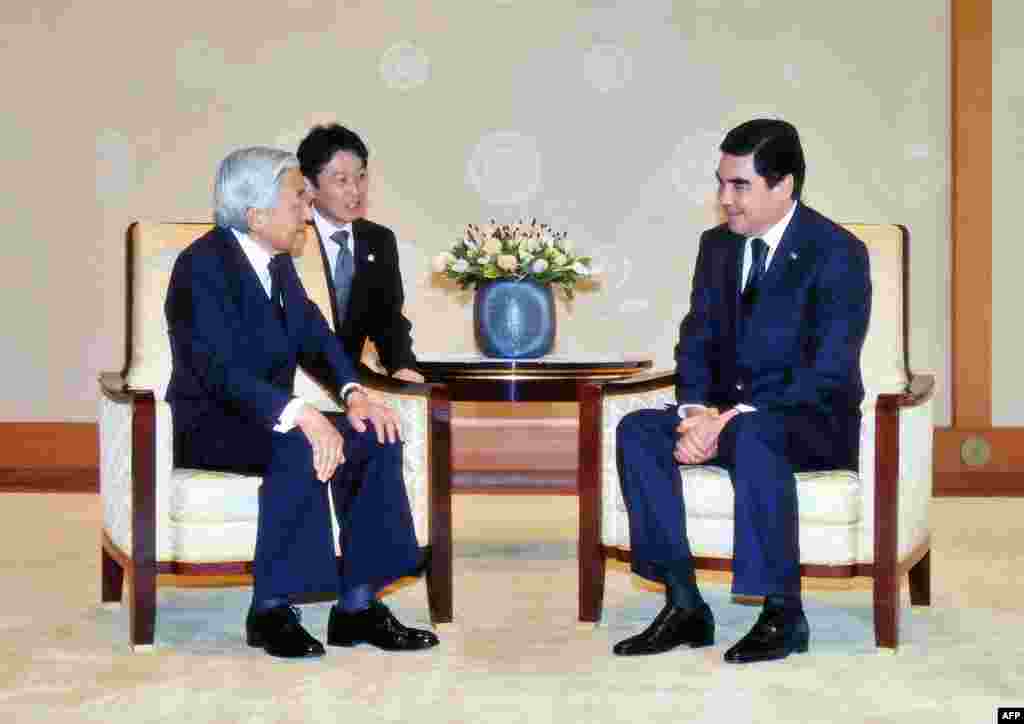 Türkmenistanyň prezidenti Gurbanguly Berdimuhamedow (sagda) we Ýaponiýanyň imperatory Akihito. Tokio. 12-nji sentýabr, 2013 ý.