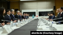 Қазақстан президенті Қасым-Жомарт Тоқаев бастаған делегация Жапония премьер-министрі Санаэ Такаичимен келіссөз жүргізіп отыр. Токио, 18 желтоқсан, 2025 жыл.