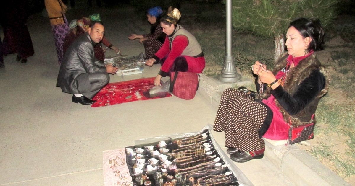 Көшеде ақша табу