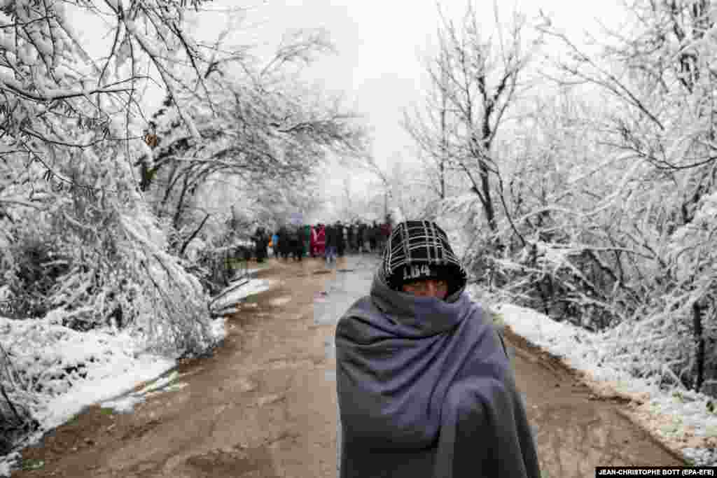 Мігрант ходзіць зімовым у лягеры ўцекачоў Вучак непадалёк ад Біхача, у паўночна-заходняй Босьніі і Герцагавіне.