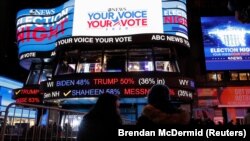 A 2020-as elnökválasztás eredményeit várják az érdeklődök a New York-i Times Square-en, 2020. november 3.