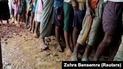 Disa myslimanë rohingya në një kamp në Bangladesh