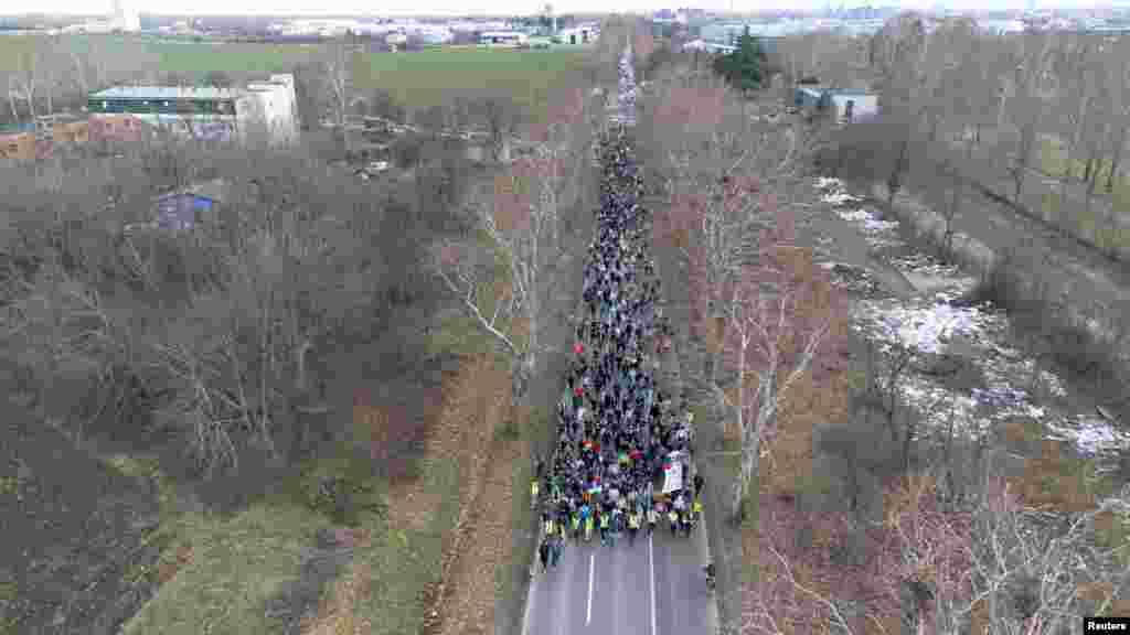 Snimak dronom studenata koji pešače od Beograda do Novog Sada. &nbsp;