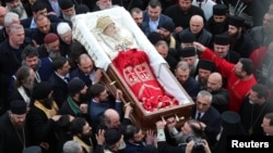 კათოლიკოსი საკურთხევლის მარცხენა მხარეს, ამბიონის სიახლოვეს დაკრძალეს