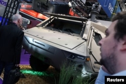 Un vehicul blindat produs de Rheinmetall, la un târg de armament, pe 9 septembrie 2025, la Londra.