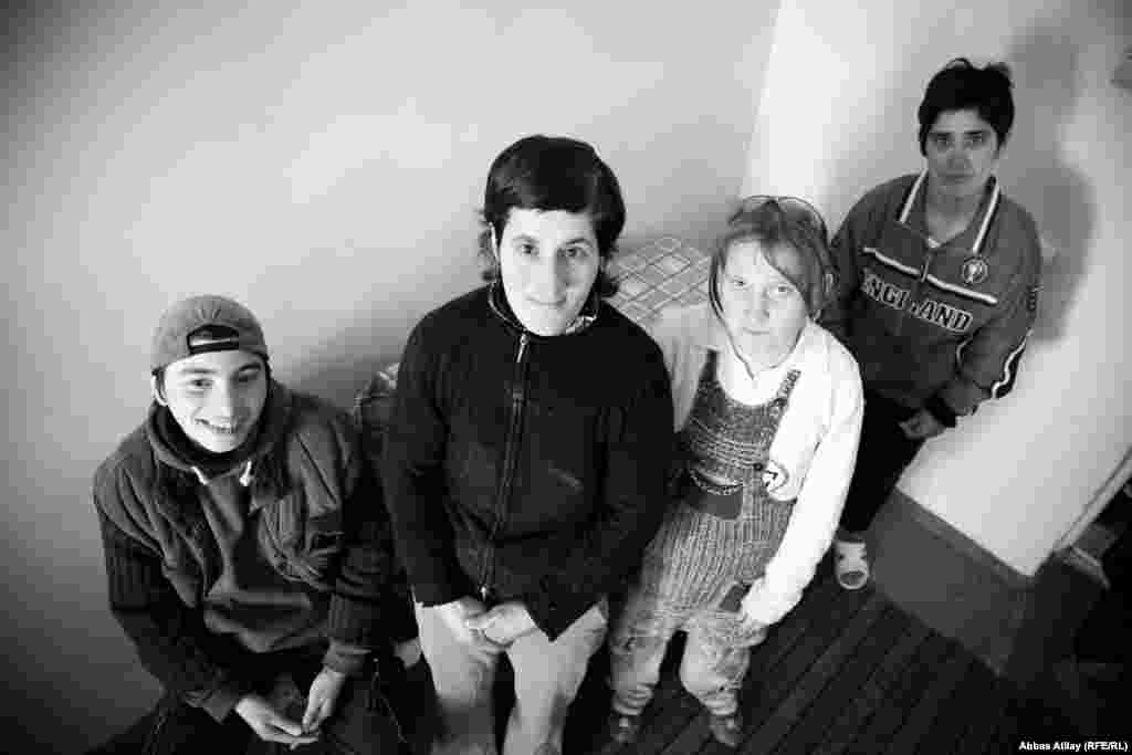 Göy-göldəki internat evini ərzaqla &ldquo;Sabir&rdquo; Məhdud Məsuliyyətli Cəmiyyəti (MMC) təmin edir. Cəmiyyətin sədri Zakir Məmmədov internata hər gün 200-250 manatlıq ərzaq verdiyini dedi: &ldquo;Olur ki, həftədə 1 dəfə, elə də olur ki, 3 gündə 1 ərzaq aparılır. Bu, onların tələbatına baxır&rdquo;.