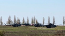 Российские военные вертолеты в поселке Северный Белгородской области, в нескольких километрах от украинской границы