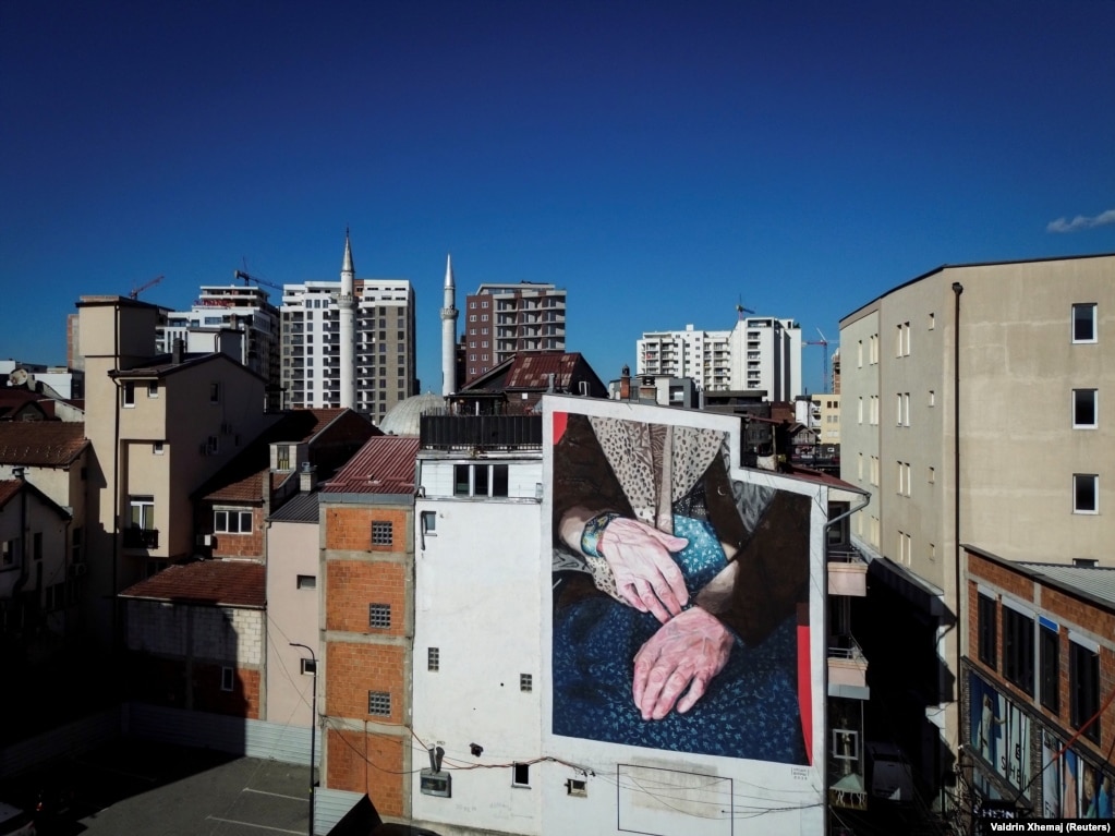 Një mural i pikturuar në një ndërtesë në Ferizaj.