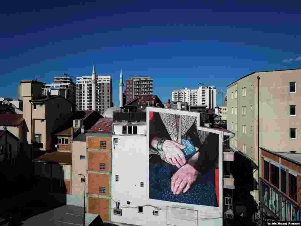 Një mural i pikturuar në një ndërtesë në Ferizaj.