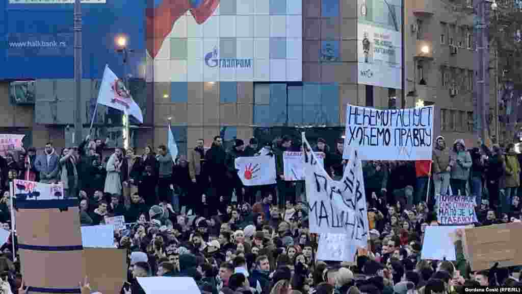 Pojedini okupljeni popeli su se sa transparentima na fontanu na Trgu Slavija.