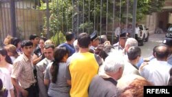 İyunun 12-də bir qrup valideyn və şagird Təhsil Nazirliyinin binası qarşısında piket keçiriblər