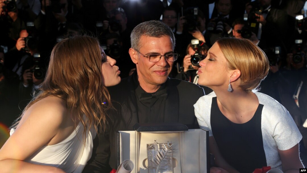 Abdellatif Kechiche mükafata layiq görülən filmində baş rolları ifa etmiş Lea Seydoux (solda) və Adele Exarchopoulos ilə. Kann Festivalı, 26 may 2013