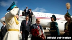 Kazakhstan -- Armenian Prime Minister Nikol Pashinian arrives in Nur-Sultan to attend a summit of the Eurasian Economic Union, May 28, 2019.