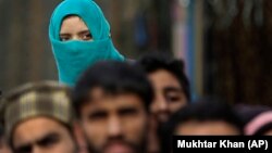 În Kashmirul la o procesiune funerară a unui comandant al rebelilor în regiunea Srinagar
