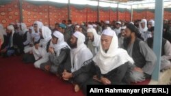 شماری از زندانیان محبس شبرغان که اسناد فراغت بدست آوردند.