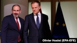 Armenian Prime Minister Nikol Pashinian (left) and European Council President Donald Tusk in Brussels on March 5. 