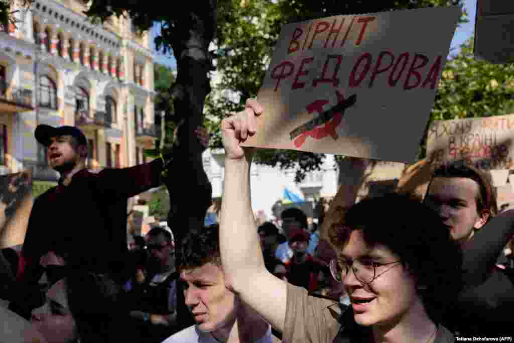 A protestor in Kyiv with a placard saying: "Bring Fedorov back."