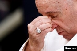 Imagine cu Papa Francisc din timpul vizitei sale tradiționale de Crăciun de la Treptele Spaniole, moment în care suveranul pontif a vărsat câteva lacrimi ca reacție la războiul din Ucraina, 8 decembrie 2022.